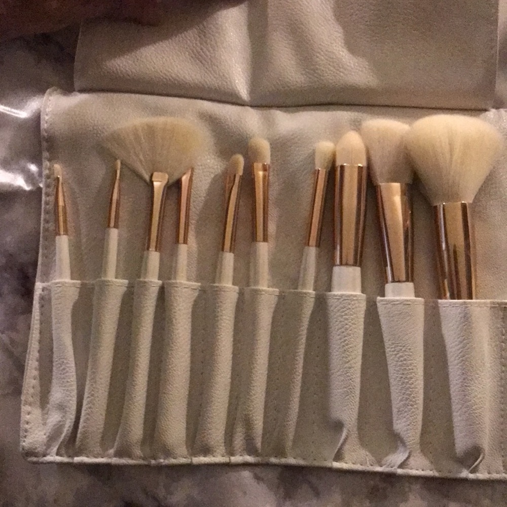 LA BEAUTE SOI - 10-piece Makeup Brush set and case